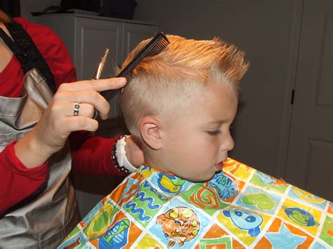 Как подстричь мальчика в домашних условиях