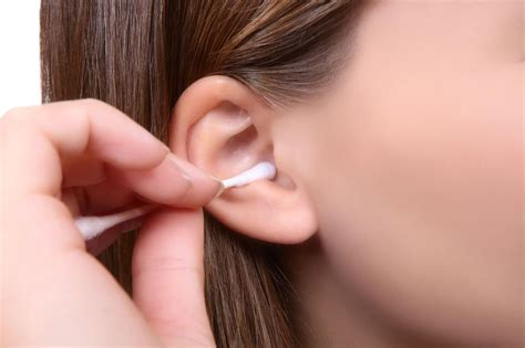 Как правильно чистить уши взрослому человеку от серы