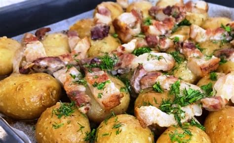 Картошка с салом в духовке на противне