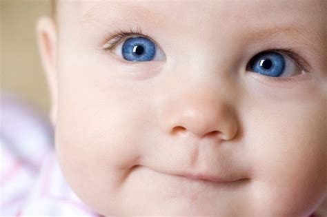 Когда у новорожденных меняется цвет глаз на постоянный