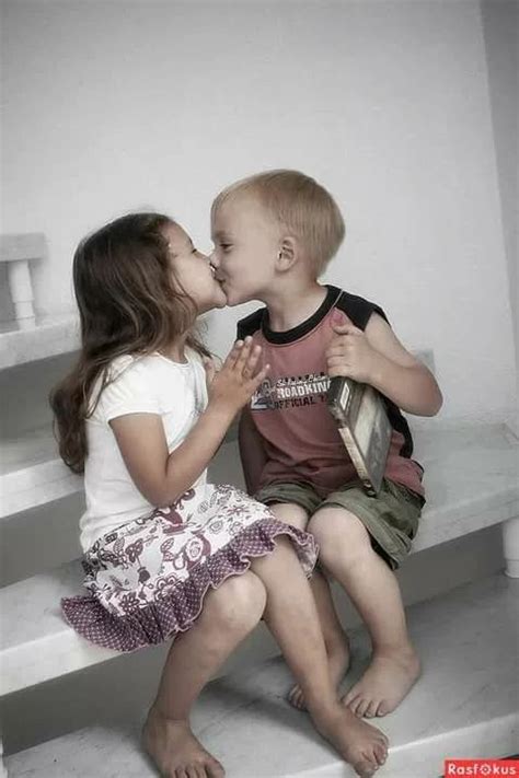 Маленькие девочки целуются