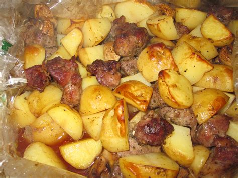 Тушеная картошка с мясом в казане на костре