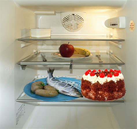 Убрать запах в холодильнике