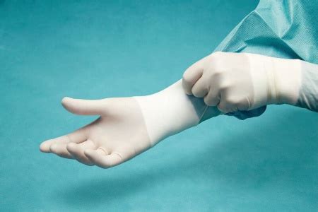 Как долго можно носить одну пару хирургических перчаток
