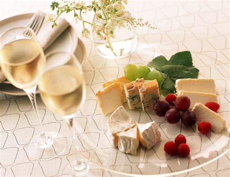 Как правильно закусывать вино сыром
