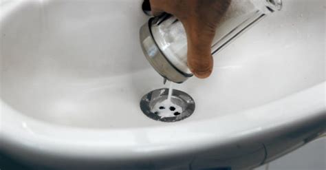 Как прочистить слив в ванной подручными средствами