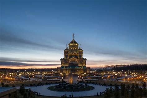 Пришла пора соборов кафедральных на русском