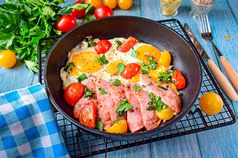 Яичница с помидорами и колбасой на сковороде рецепт